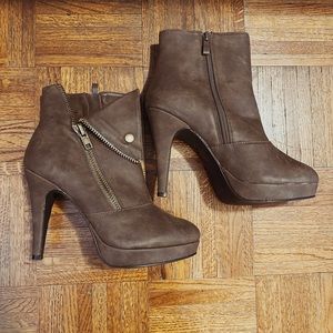 2 Lips Too-Too Scam Platform Booties Sz 9